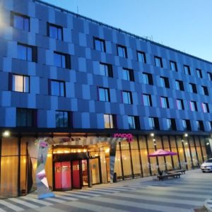 Zdjęcie elewacji hotelu Moxy Aiport Katowice