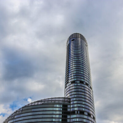 Zdjęcie Sky Tower we Wrocławiu- wieża i fragment żagla